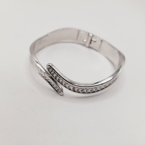 Vintage Monet Rhodium Plated Hinged Bracelet Textured Design 6 Inch - Picture 4 of 9